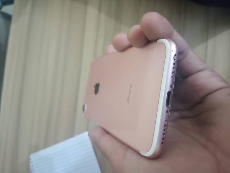 Apple Iphone 7 (128) GB Storage 4