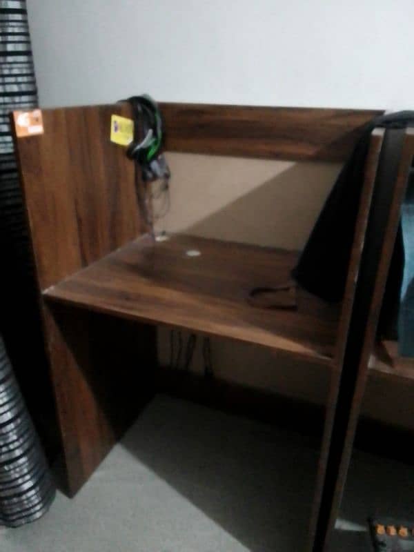 Computer table 0