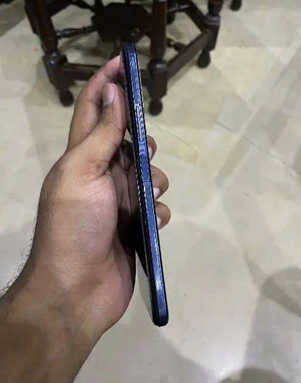 vivo y33s mobile hai 8+4hai bs glass change ha or koi bi masla nhe hai 5