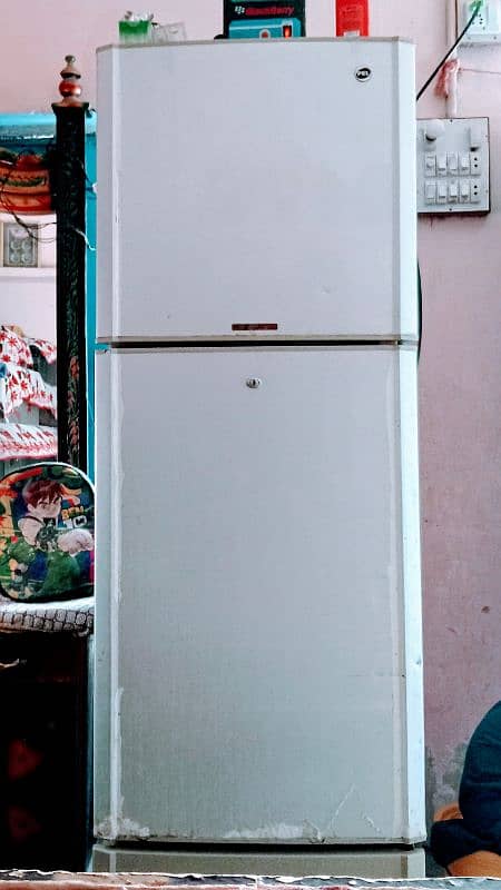 medium size pel fridge 0