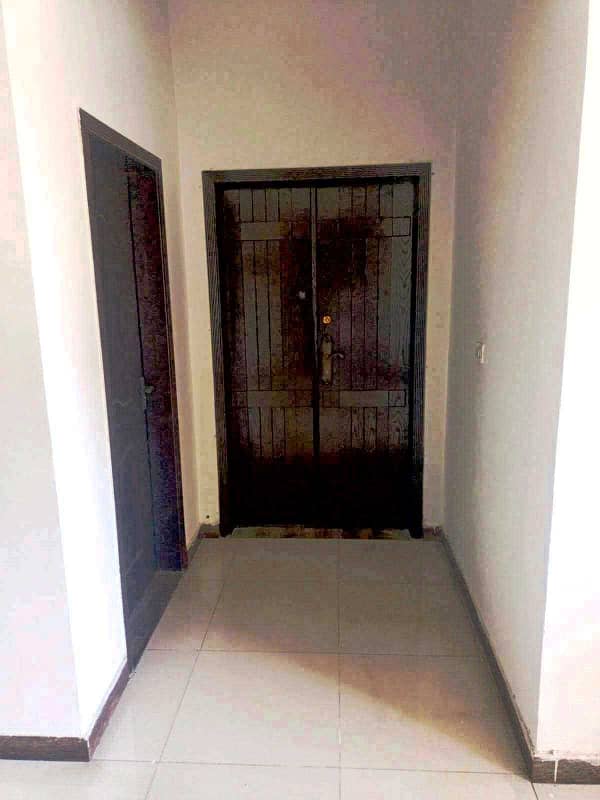 Exclusive Near Mosque & Park 5th Floor Apartment For Sale In Prime Location Call Now! 1