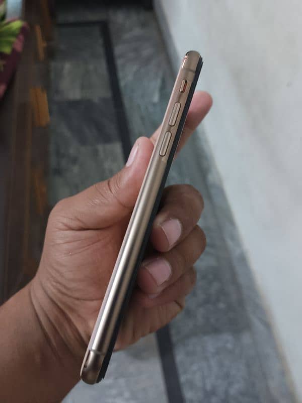 I phone Xs Rose Golden 1