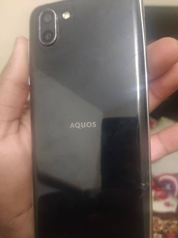 AQUOS R2 4