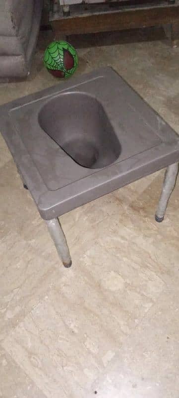 Cammod chair 2 days use only 1