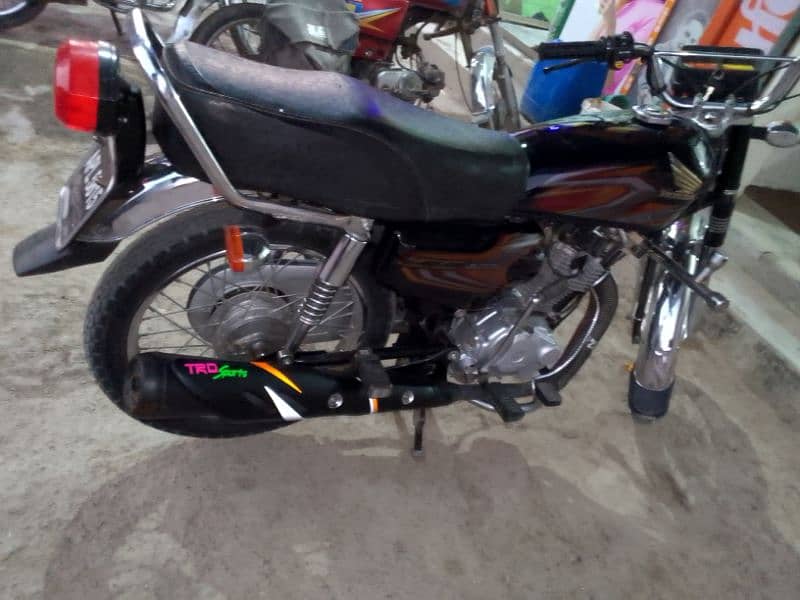 Good condition for bike and genuine pakka 22 model  and urgent sale 8