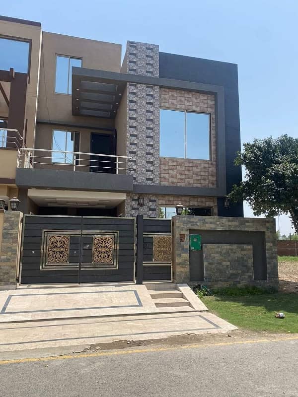 Bahriya Nasheman Sunflower Block 5 Marla Most Beautiful House Available For Sale Prime Location. . 0