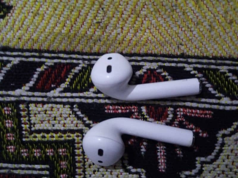 EarPods in excellent condition. 1