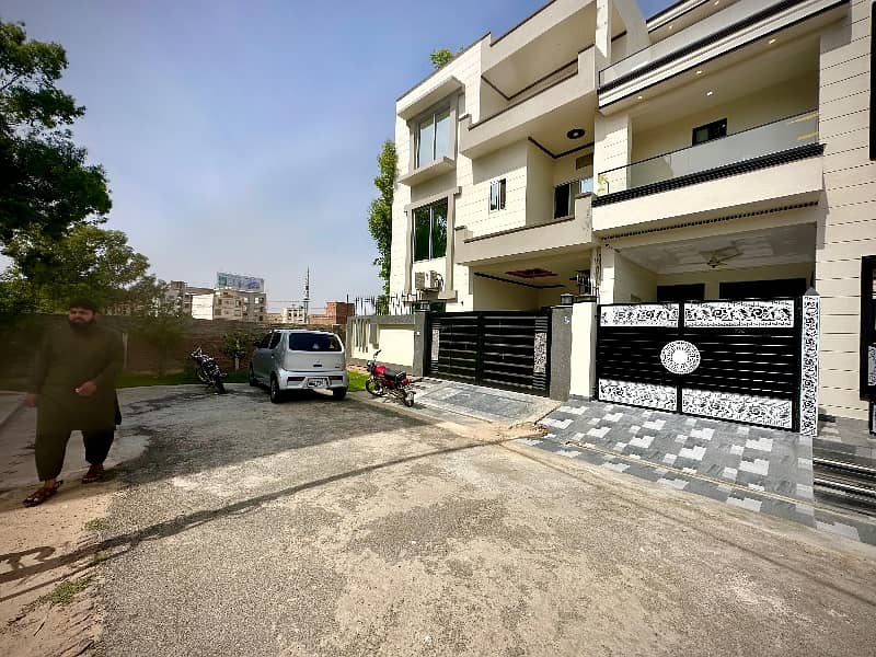 Central Park AA Block 5 Marla Most Beautiful Modern Design House Available For Sale Prime Location Near Tooo Park And Masjid. . 1