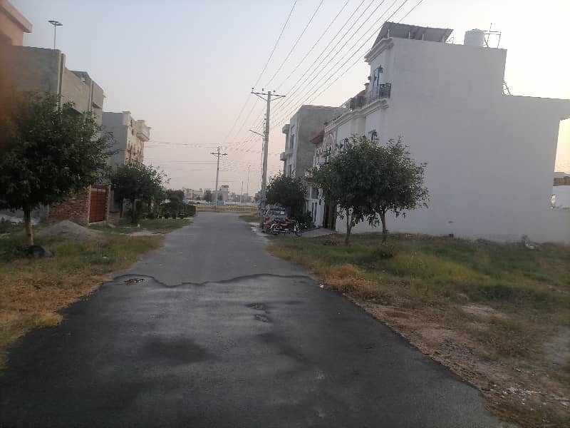 Ideal Prime Location 5 Marla House Available In Central Park - Block A1, Lahore 5