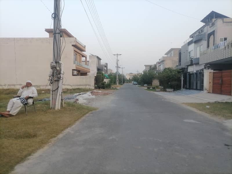 Ready To sale A Prime Location House 10 Marla In Central Park - Block A Lahore 2