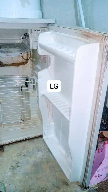 LG mini Fridge 0