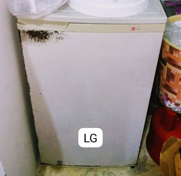 LG mini Fridge 3