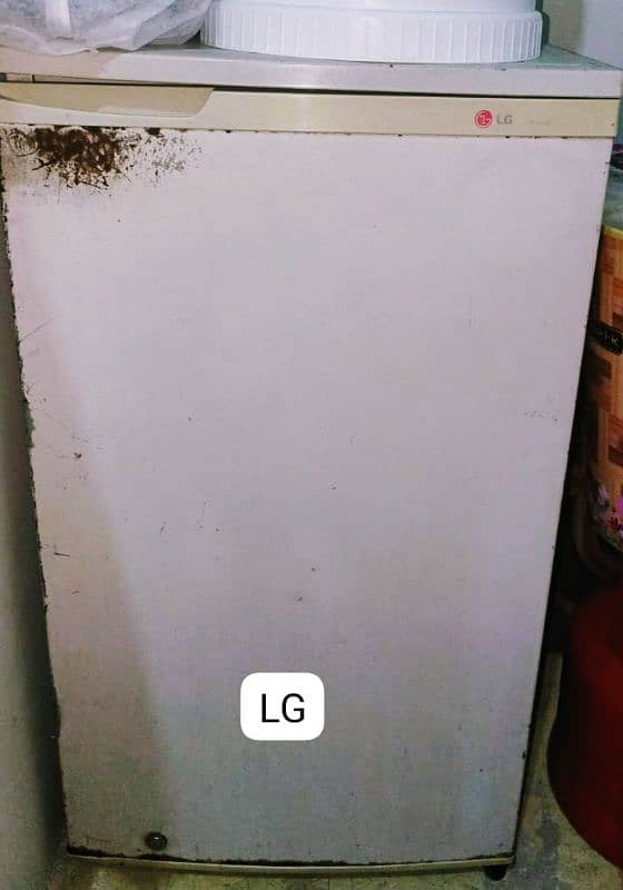 LG mini Fridge 4