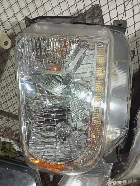 Toyota Tundra Right Headlight 2