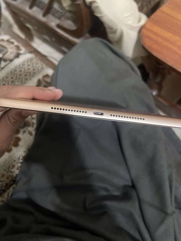 ipad 6 generation 32gb with daba and cabel 2