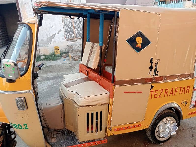 tezraftar riksha for sell 2018 model 10.10 ha ek ropy ka kam nhi ha is 1