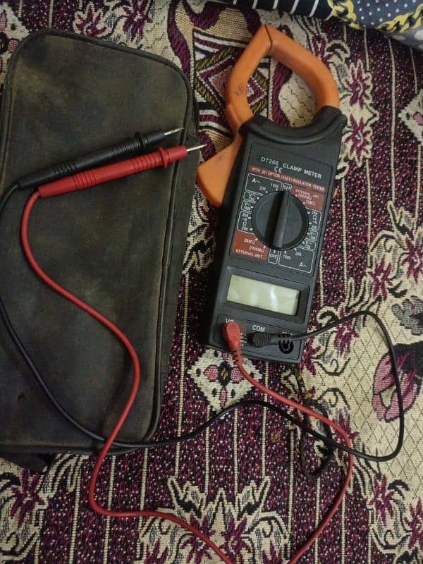 DT266 Clamp meter 1