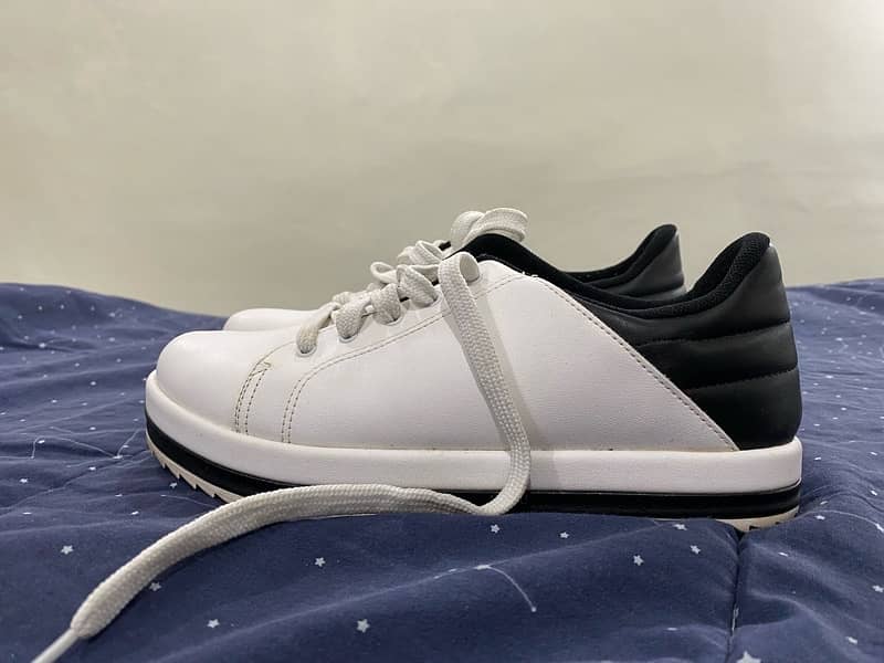 INSIGNIA brand new sneakers 0