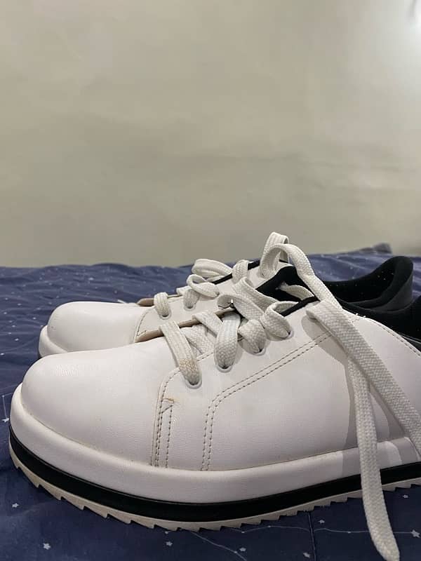 INSIGNIA brand new sneakers 5