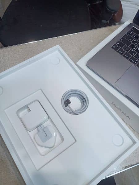 MACBOOK AIR M2 CHIP 2022 WITH FULL BOX FOR SALE ME NO REPAIR 1