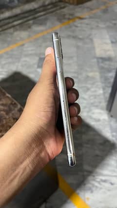 iPhone 11pro max 64gb factory unlock Contact: 03285410184