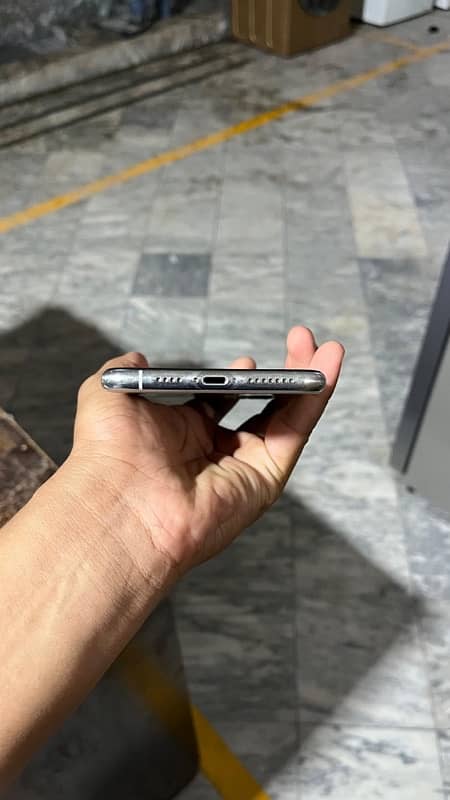 iPhone 11pro max 64gb factory unlock Contact: 03285410184 2