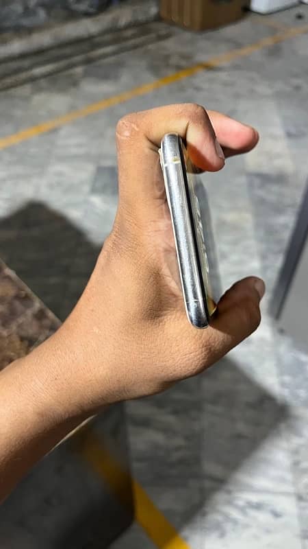 iPhone 11pro max 64gb factory unlock Contact: 03285410184 3