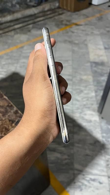 iPhone 11pro max 64gb factory unlock Contact: 03285410184 4