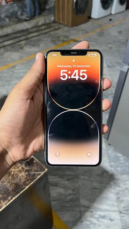 iPhone 11pro max 64gb factory unlock Contact: 03285410184 5