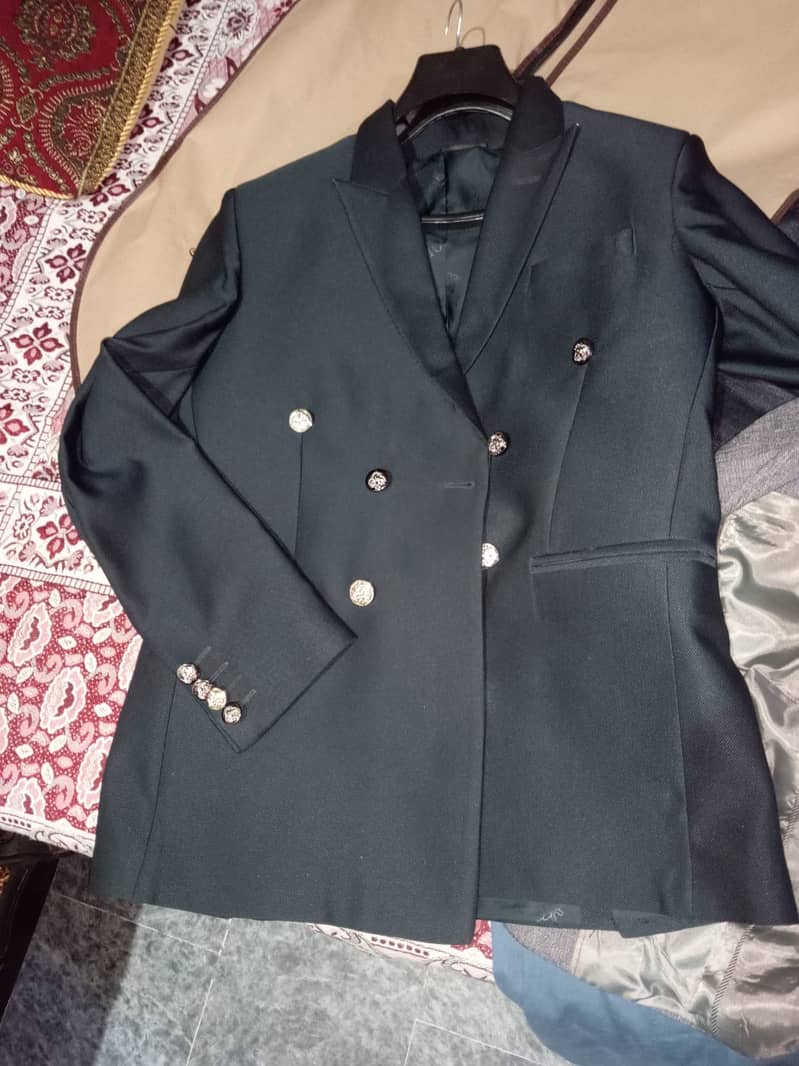 Pent and coat 2 aded hain 10/10 condition like a new (just 17999 price 1