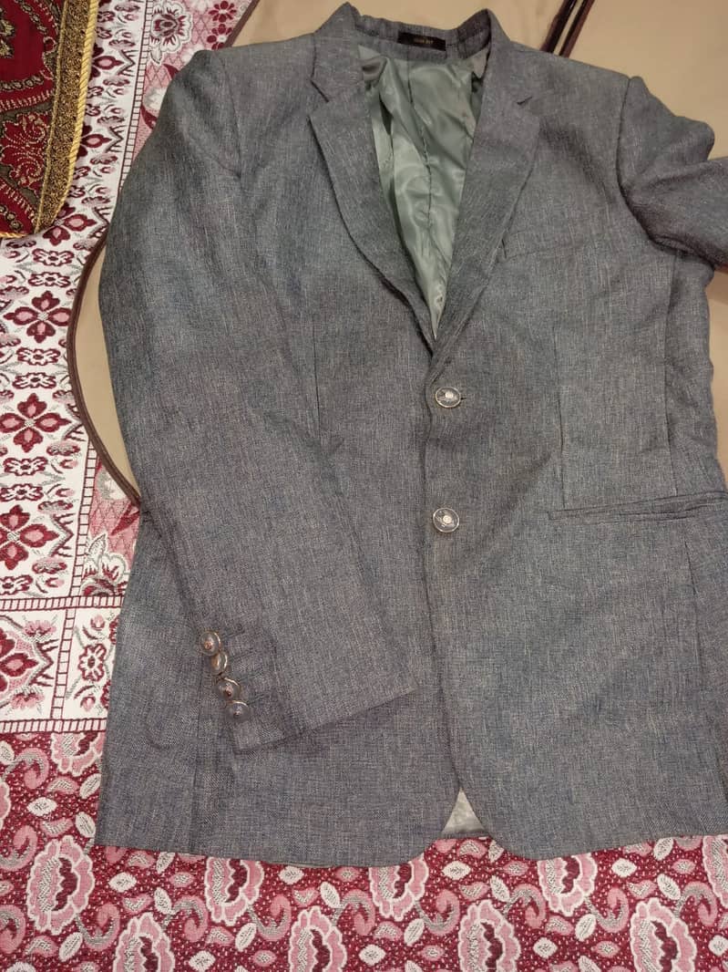 Pent and coat 2 aded hain 10/10 condition like a new (just 17999 price 3