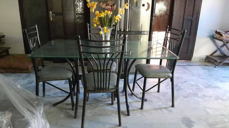 Good condition dinning table with four chair 0