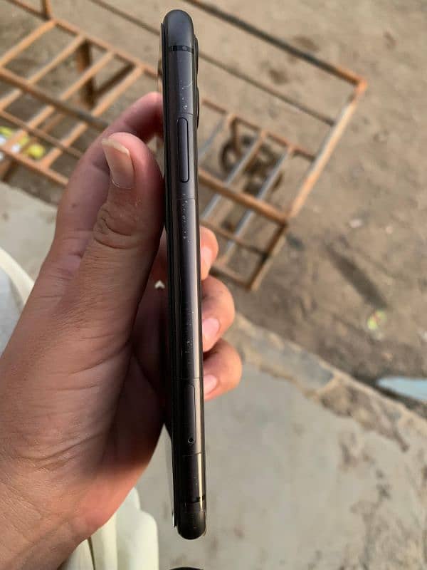 iphone 11 64gb 10/10 condition 1