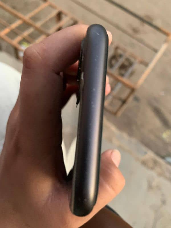 iphone 11 64gb 10/10 condition 4