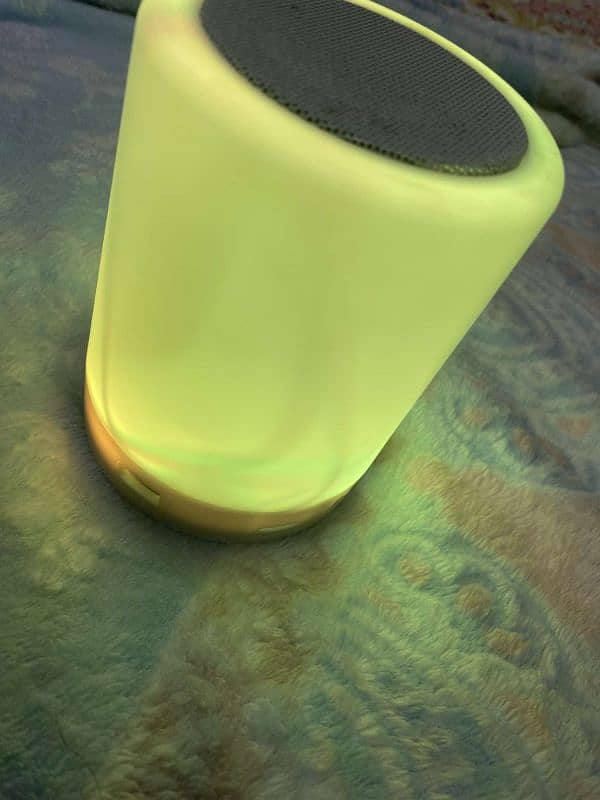 Wireless Lamp Speaker 3