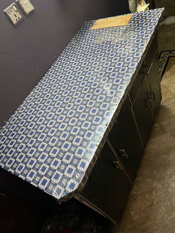 table for sale look like new 7