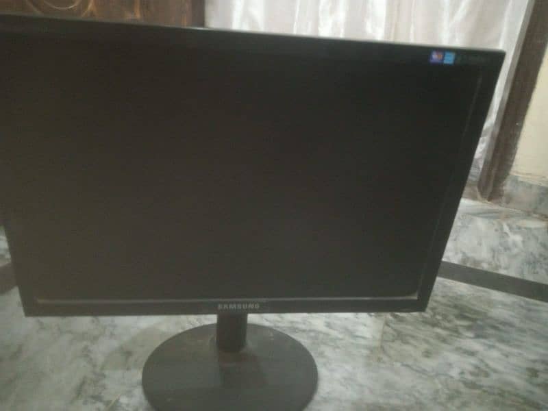 Gaming LCD 4k supported with hydrolic stand 0