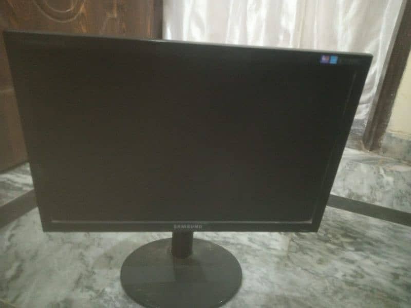 Gaming LCD 4k supported with hydrolic stand 5