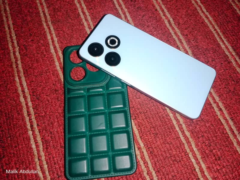 Urgent sale infinix smart 8 , 4-64  Condition 10/10 Pearl white color 0