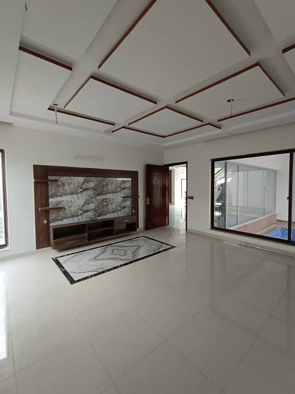 1000sq yd Luxury Villa with Designer Kitchen, Washroom and Elevation. Ready to Move 4