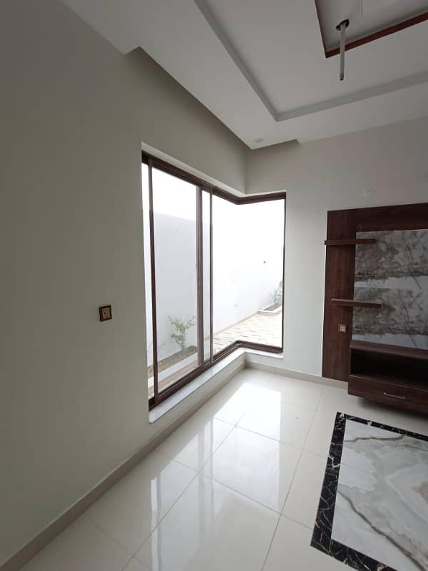 1000sq yd Luxury Villa with Designer Kitchen, Washroom and Elevation. Ready to Move 16