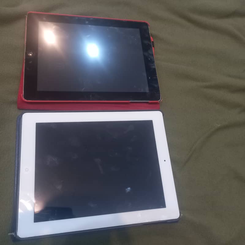 2 Apple ipads 2