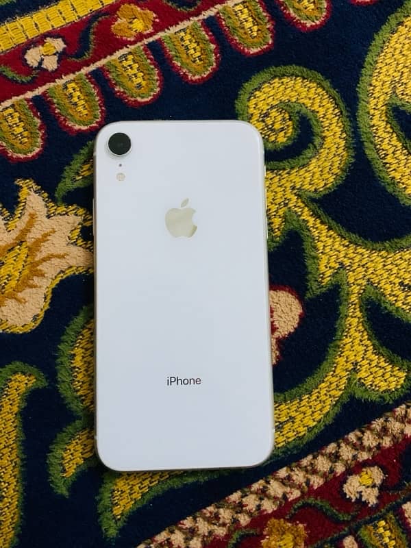 iPhone XR jv 64GB white colour 1