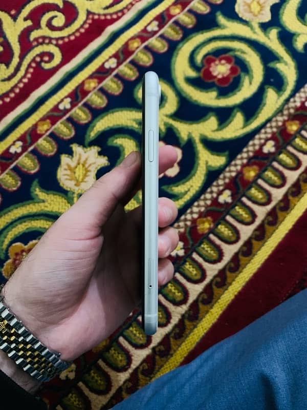 iPhone XR jv 64GB white colour 3