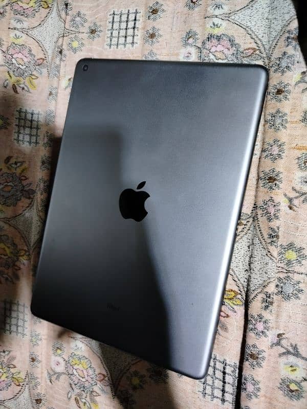 I pad 9th generation 64gb with box and charger 9/10 condition 6