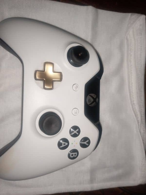 Xbox one white controller with cover 1