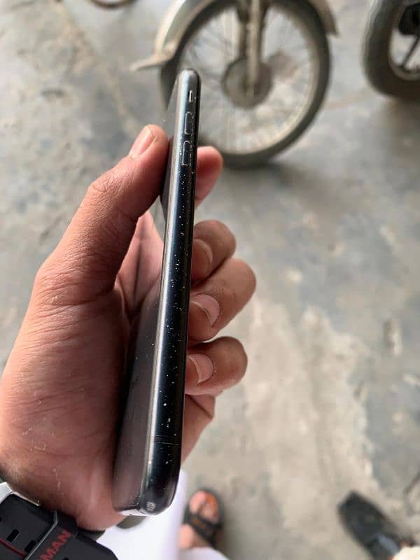 iphone xr 64gb non pta hai icloud lock watarpack hai 2