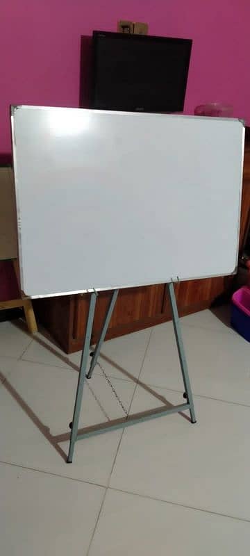 White Board in Excellent condition 0