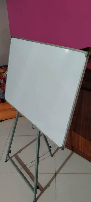 White Board in Excellent condition 1