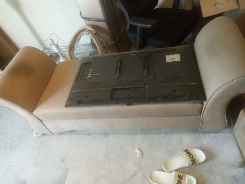 office furniture good condition mein hai 0